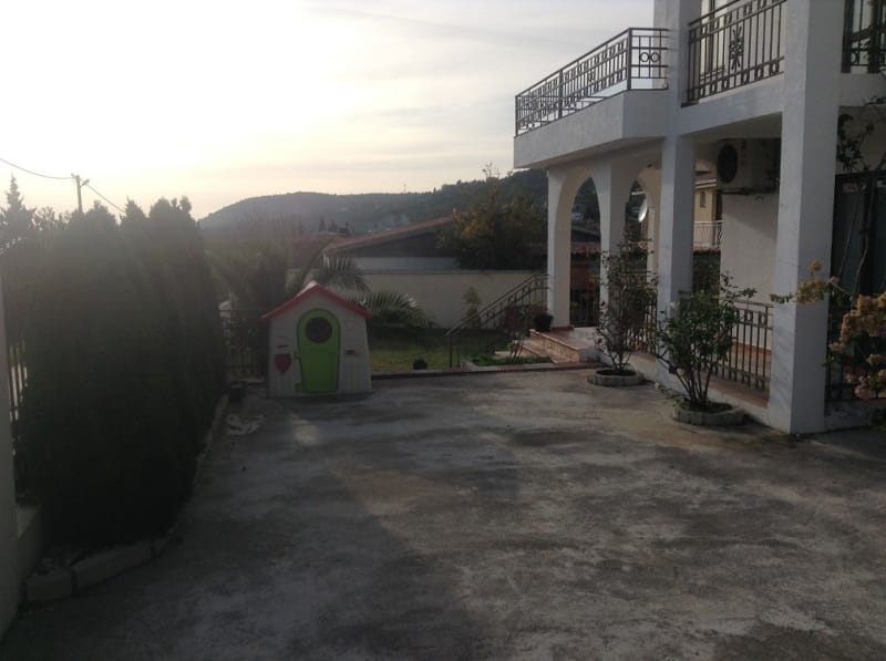 Dvospratna kuća sa terasom i dvorištem u Sutomoru, Crna Gora: pogled na baštu i dečje igralište.