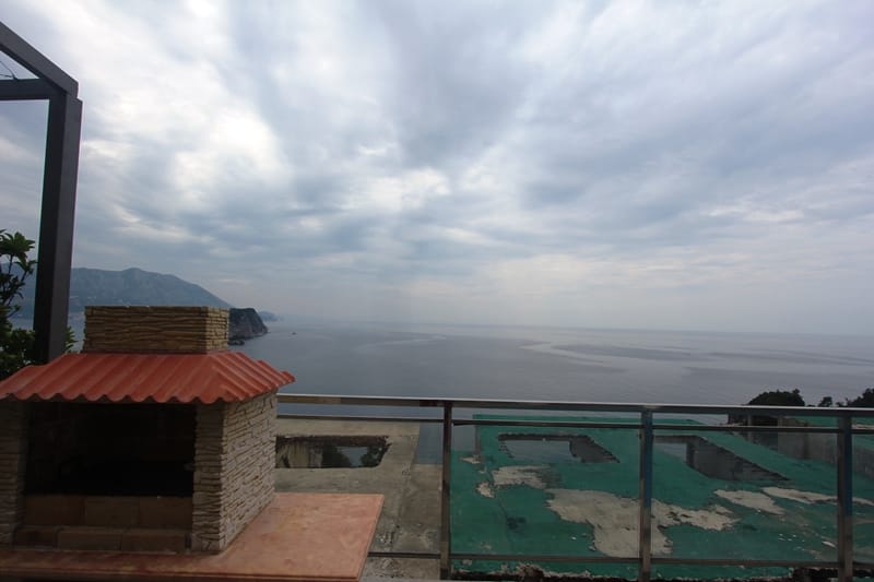 Balkon sa roštiljem i panoramskim pogledom na more i planine u stanu u Budvi, Crna Gora.