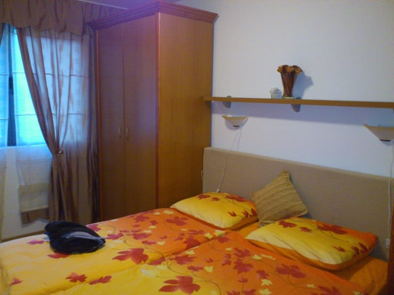 Gemütliches Schlafzimmer mit Doppelbett und Holzkleiderschrank in einer Wohnung zum Verkauf, Pržno, Montenegro.