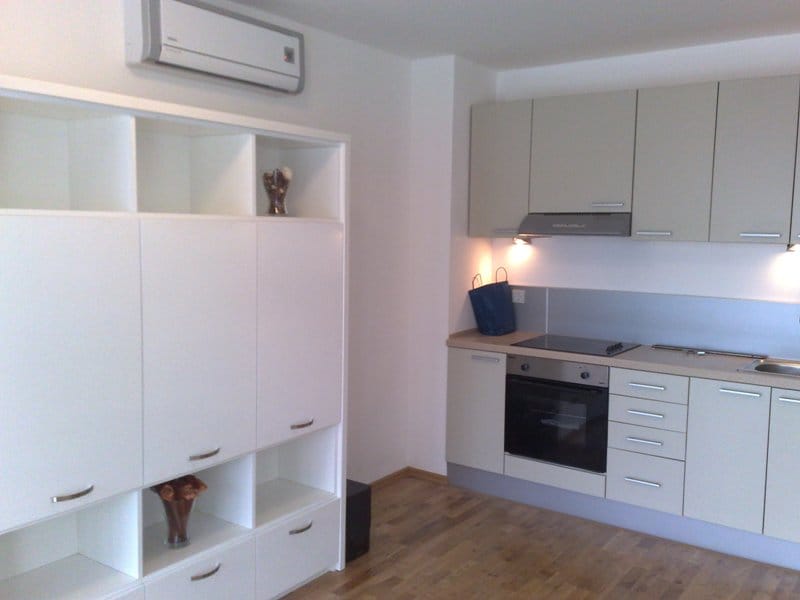 Moderne Küche mit Einbaugeräten und weißem Regal in einer Wohnung, Pržno, Montenegro.