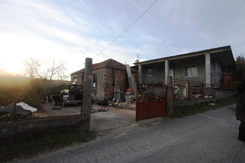 Dve privatne kuće sa dvorištem i ogradom u naselju Kalarovo, Crna Gora. Spoljašnji pogled.