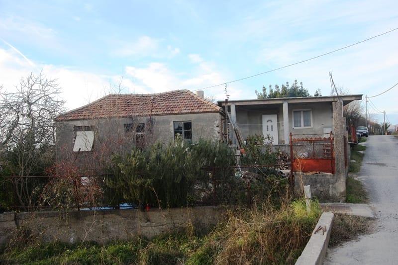 Jednospratna kuća pod krovom od crepa sa placem u Kalarovu, Krašići, Crna Gora: spoljašnji pogled na fasadu i dvorište.