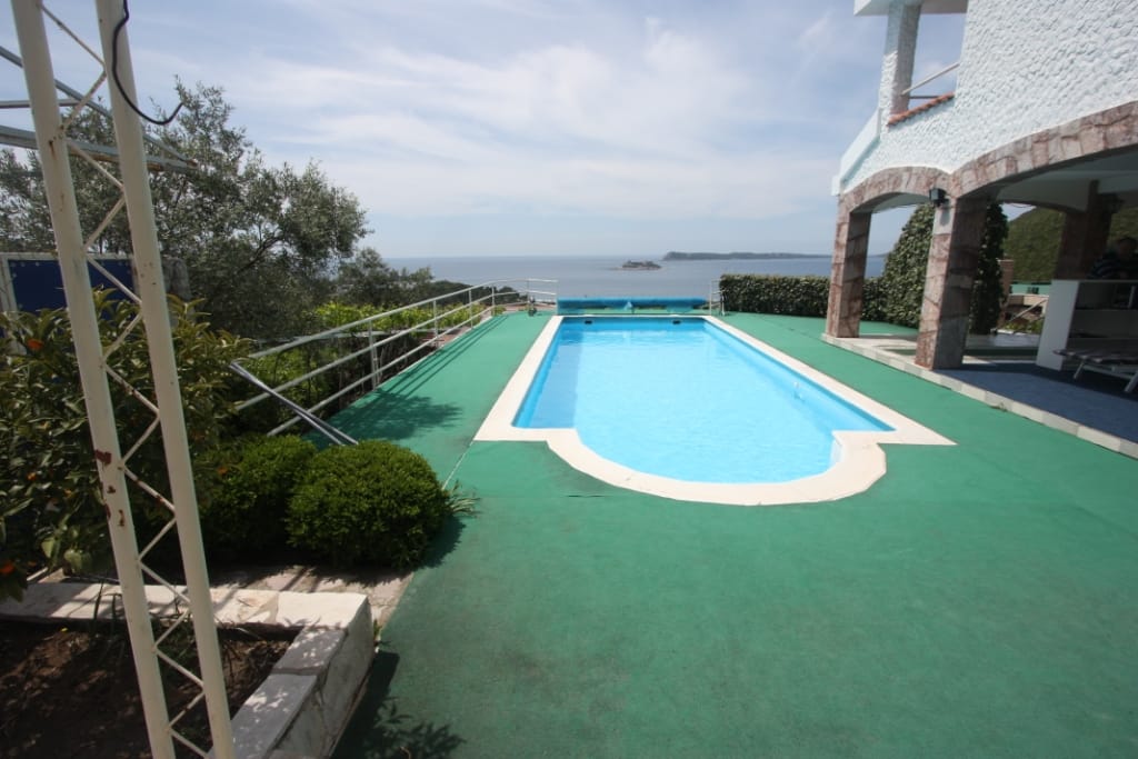 Otvoreni bazen na terasi kuće u Luštici, Crna Gora, sa panoramskim pogledom na more i ostrvo.