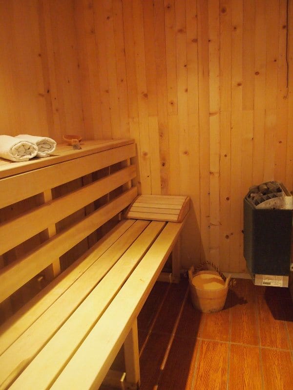 Sauna sa drvenom oblogom, policama i peći u privatnoj kući u Bečićima, Crna Gora.