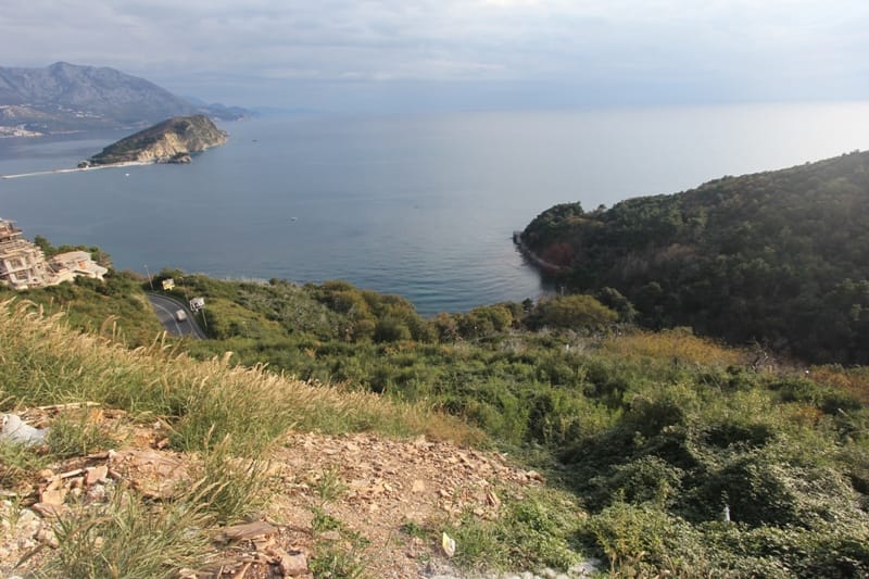 Panoramski pogled na more i ostrvo Svetog Nikole sa zemljišta u Budvi, Crna Gora.