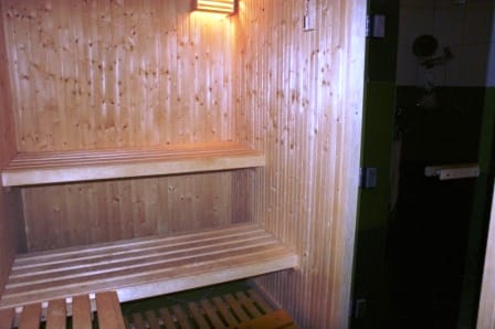 Drvena sauna s policama u kući na prodaju u Igalu, Crna Gora: enterijer zone za odmor sa oblogom od prirodnog drveta.