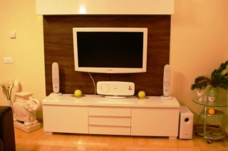 Savremeni dnevni boravak sa TV zonom u kući u Igalu, Crna Gora: bela komoda, televizor i akustični sistem.