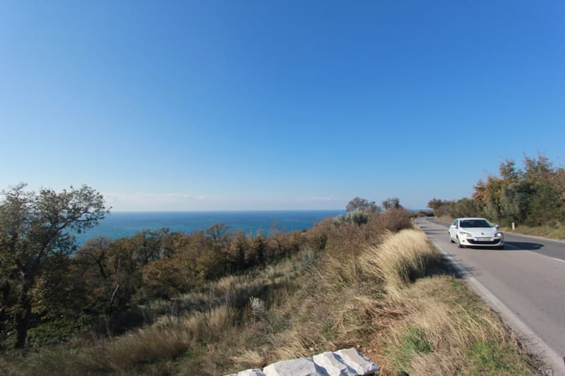 Malerische Straße entlang des Meeres neben dem Grundstück in Reževići, Montenegro, mit Panoramablick auf die Adria.