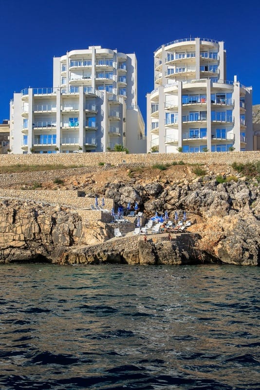 Savremeni stambeni kompleks na stjenovitoj obali mora u Dobrim Vodama, Crna Gora, sa privatnom plažom i terasama.