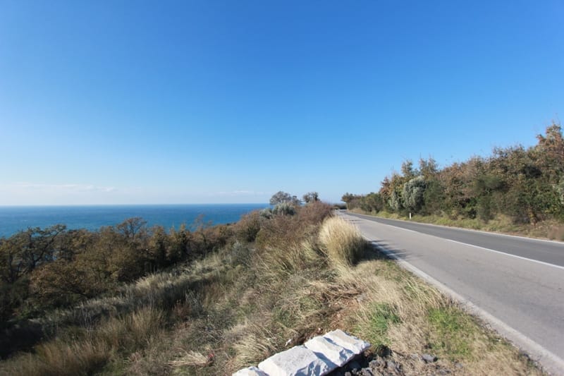 Malerische Straße entlang der Küste am Grundstück in Reževići, Montenegro, mit Panoramablick auf das Meer.