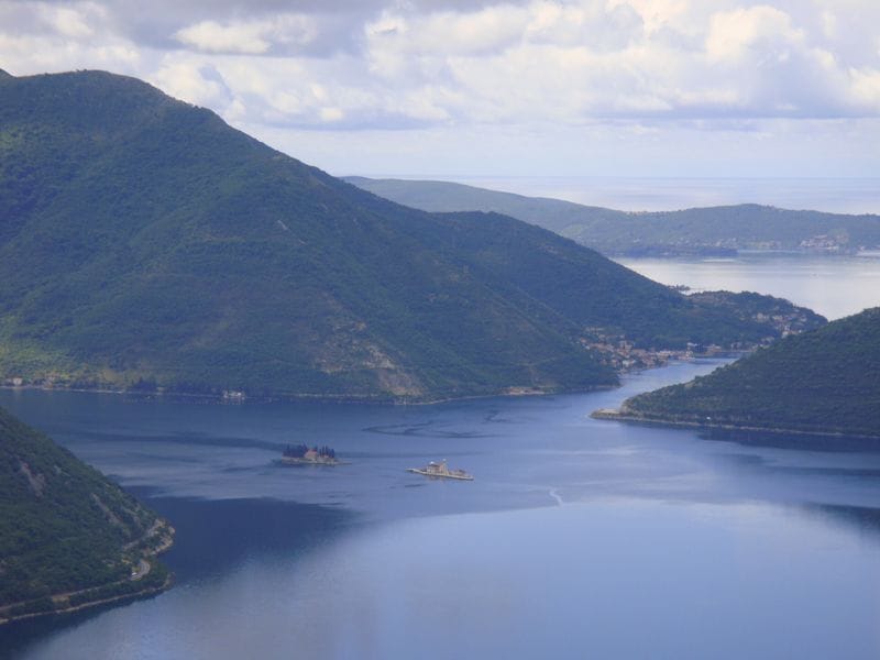 Panoramski pogled na Bokokotorski zaliv i ostrva sa zemljišta u Morinju, Crna Gora.