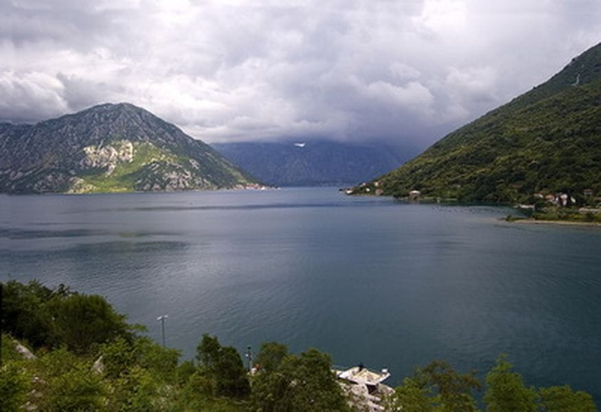 Panoramski pogled na Bokokotorski zaliv i planine sa zemljišne parcele u naselju Morinj, Crna Gora.
