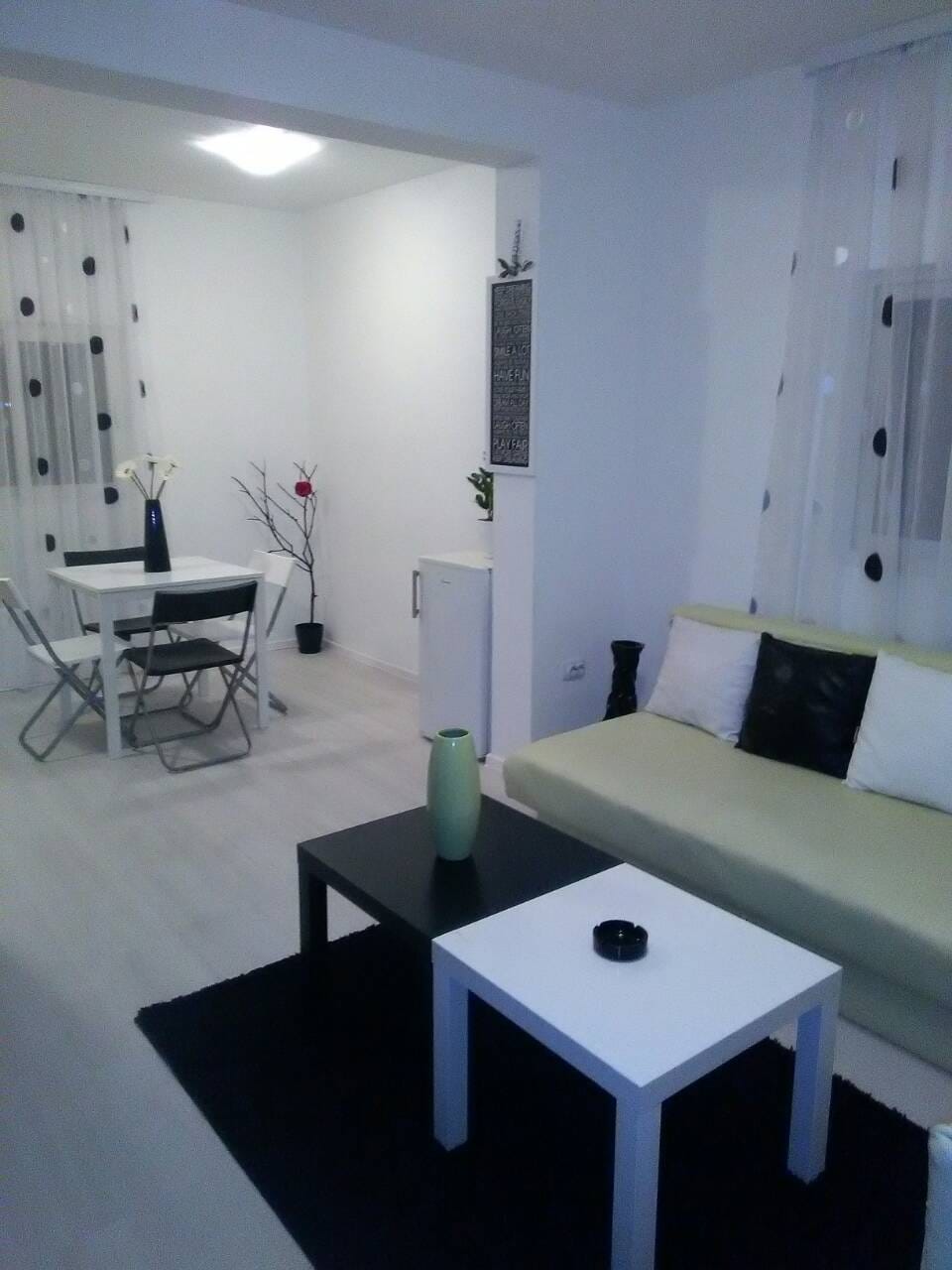 Dnevna soba sa trpezarijskim delom u kući u Šušnju, Crna Gora: svetao enterijer, sofa, klub stolovi i dekor.