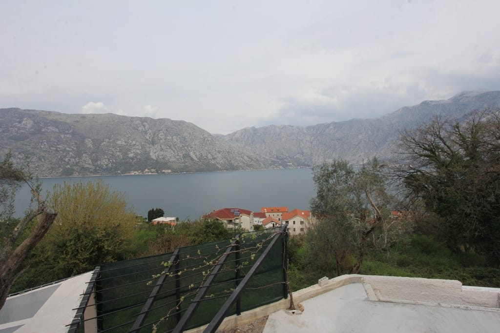 Panoramski pogled na Bokokotorski zaliv i planine sa terase kuće u Prčanju, Crna Gora. Pogled na more i mediteranski pejzaž.