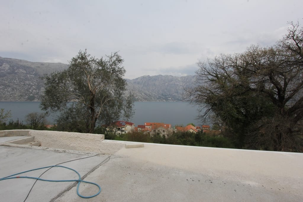 Panoramski pogled na Bokokotorski zaliv i planine sa terase kuće u izgradnji u Prčanju, Crna Gora.