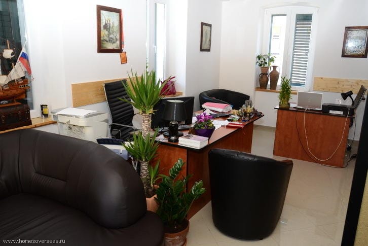 Innenraum eines Büros mit Ledersesseln und Schreibtischen in einer Wohnung in Herceg Novi, Montenegro.