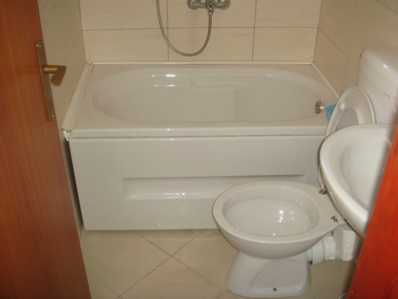 Kupatilo u kući u Šušnju, Crna Gora: bela kada, sanitarije i svetle pločice u enterijeru kuće br. 577.