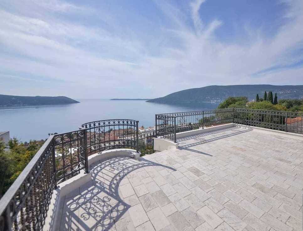 Przestronny taras z kutą balustradą i panoramicznym widokiem na morze i góry, willa w Herceg Novi, Czarnogóra.