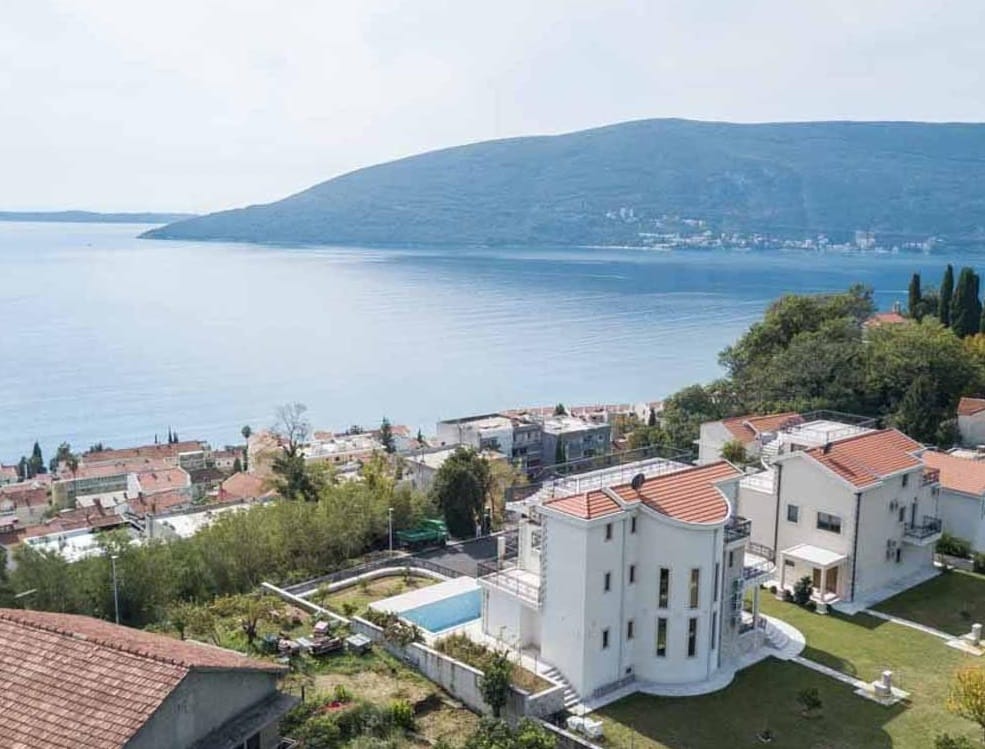 Willa z basenem i panoramicznym widokiem na morze w Herceg Novi, Czarnogóra: widok na dom z tarasem i zieloną działką.