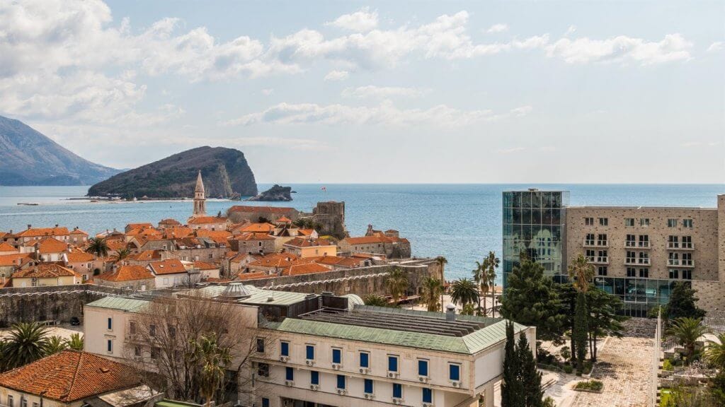 Panoramski pogled na Stari grad Budve, more i ostrvo Svetog Nikole, Crna Gora. Pogled iz prozora stana br. 462.