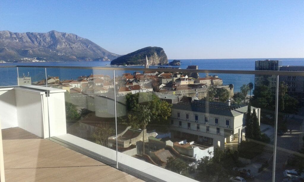 Pogled sa balkona stana u Budvi, Crna Gora: panorama Starog grada, mora i ostrva Svetog Nikole.
