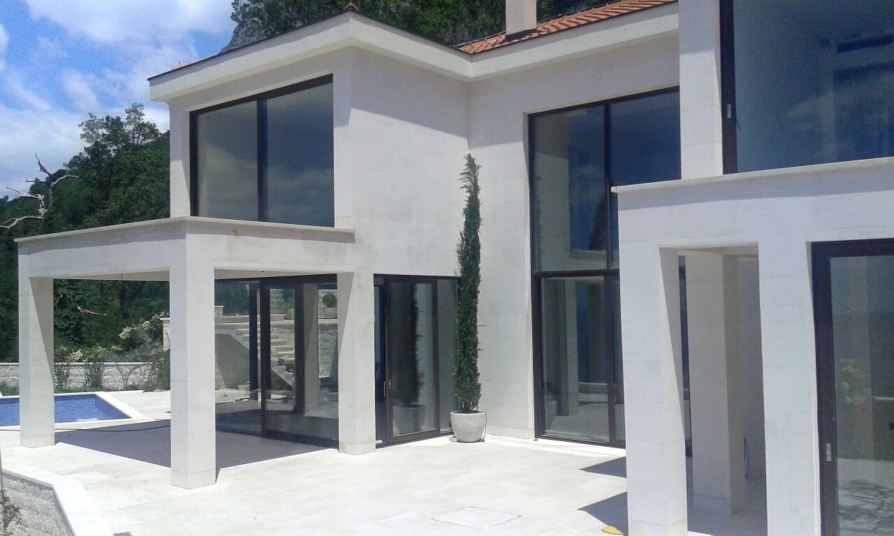 Moderna vila sa panoramskim prozorima, terasom i bazenom u Reževićima, Crna Gora: pogled na fasadu kuće.