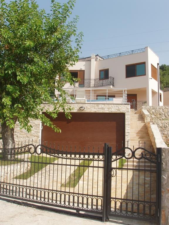 Dvospratna vila u Šušnju, Barska rivijera, Crna Gora: kuća sa garažom, terasom i kovanom ogradom.