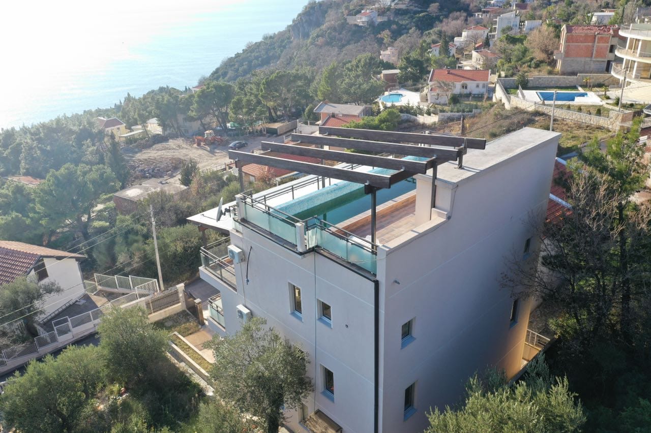 Savremena kuća u Šušnju, Crna Gora, sa otvorenim bazenom na krovu i panoramskim pogledom na more i planine.
