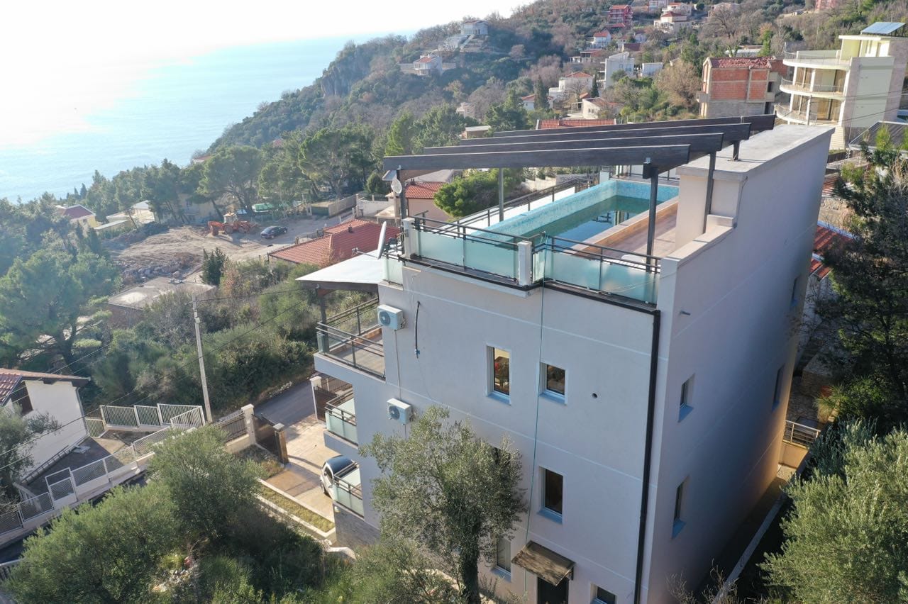 Moderna vila u Šušnju, Crna Gora, sa otvorenim bazenom na krovu i panoramskim pogledom na Jadransko more.