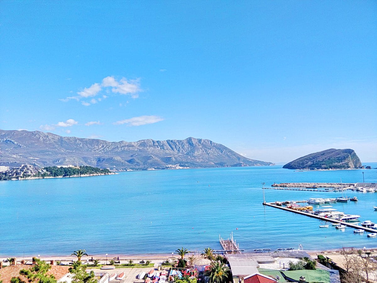 Panoramski pogled na more, pristanište sa jahtama i ostrvo Svetog Nikole iz stana u Budvi, Crna Gora.