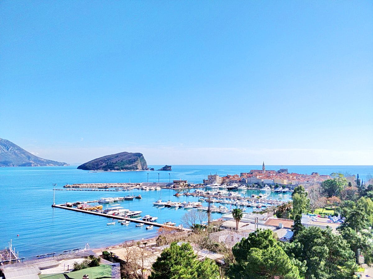 Panoramski pogled na marinu, Stari grad Budve i ostrvo Svetog Nikole, Crna Gora, iz prozora stana.
