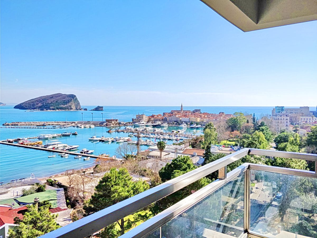 Panoramski pogled sa balkona stana u Budvi, Crna Gora: marina sa jahtama, Stari grad i ostrvo Svetog Nikole.