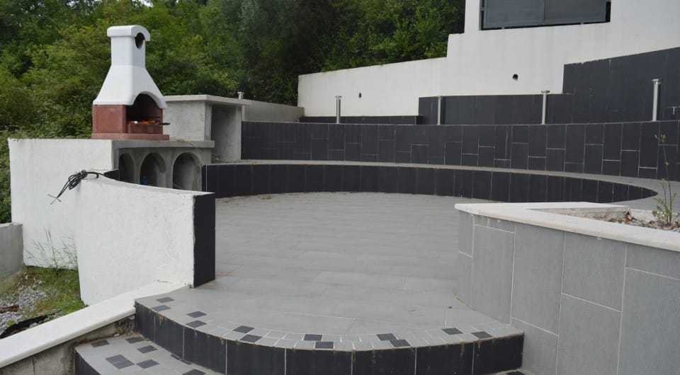 Terasa sa roštiljem i modernom završnom obradom pločicama na vili u Tivtu, Crna Gora.