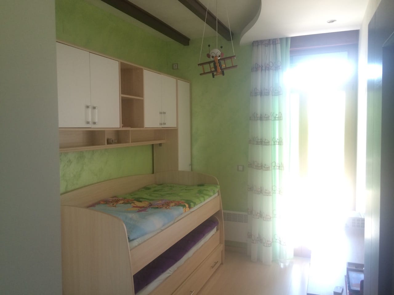 Dečja spavaća soba sa krevetom na sprat u stanu, Herceg Novi, Crna Gora: svetao nameštaj i zelene zidove.