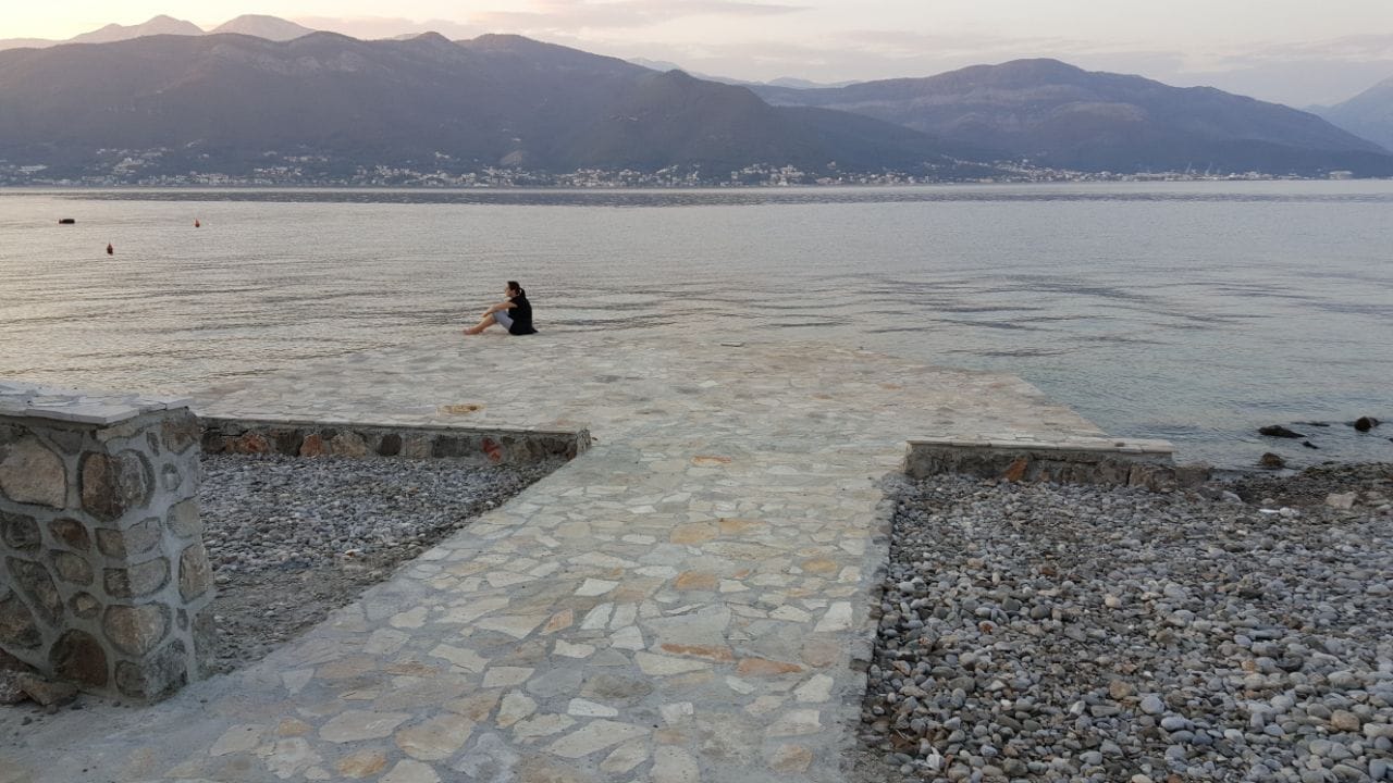 Privatni kameni mol kod vile u Krašićima, Crna Gora, sa panoramskim pogledom na more i planine Bokokotorskog zaliva.