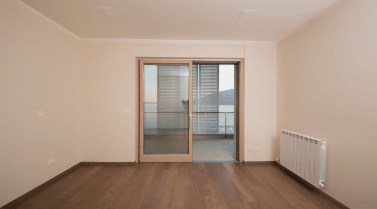 Jasny salon z parkietem i wyjściem na taras z widokiem na morze w willi, Herceg Novi, Czarnogóra.