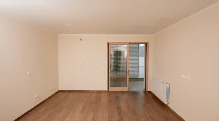 Jasny salon z parkietem i wyjściem na balkon w willi, Herceg Novi, Czarnogóra. Nowoczesne wykończenie i grzejnik.