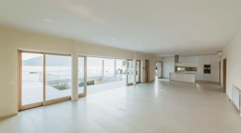 Przestronny salon z panoramicznymi oknami i nowoczesną kuchnią w willi w Herceg Novi, Czarnogóra.