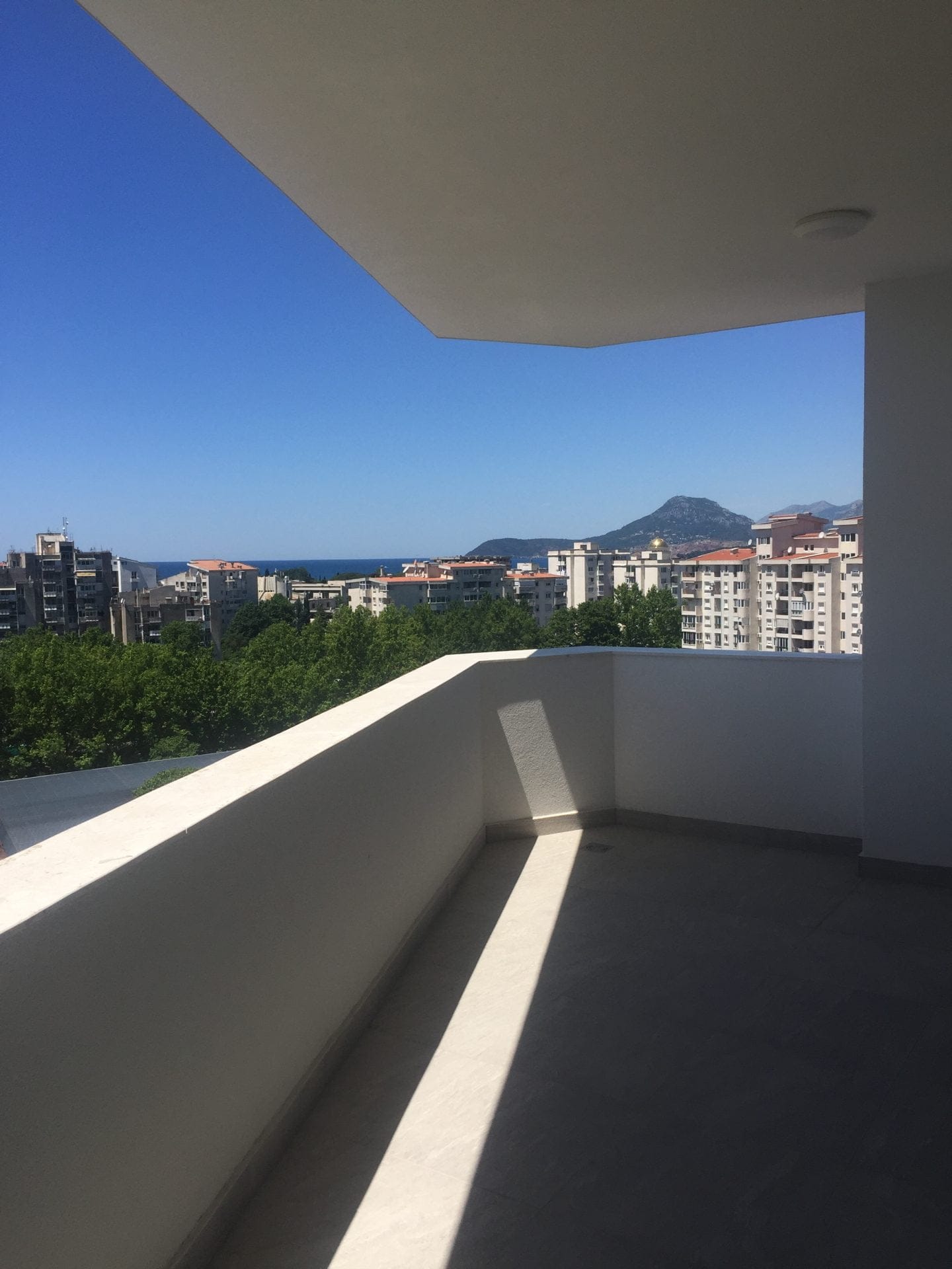Geräumiger Balkon in einer Wohnung in der Stadt Bar, Montenegro, mit Panoramablick auf die Stadt, die Berge und die Adria.