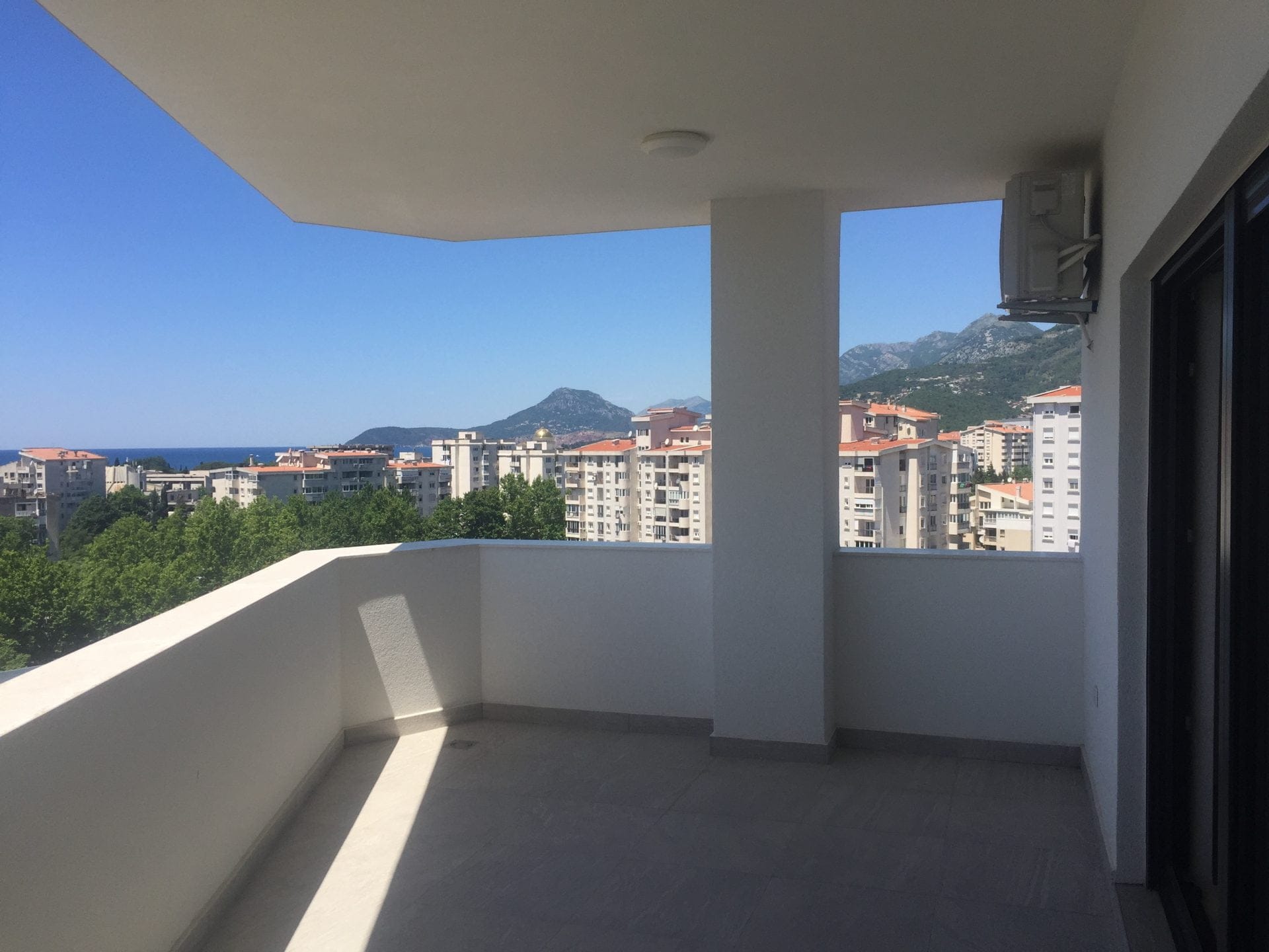 Geräumige Terrasse der Wohnung in Bar, Montenegro, mit Panoramablick auf die Stadt, die Berge und die Adria.