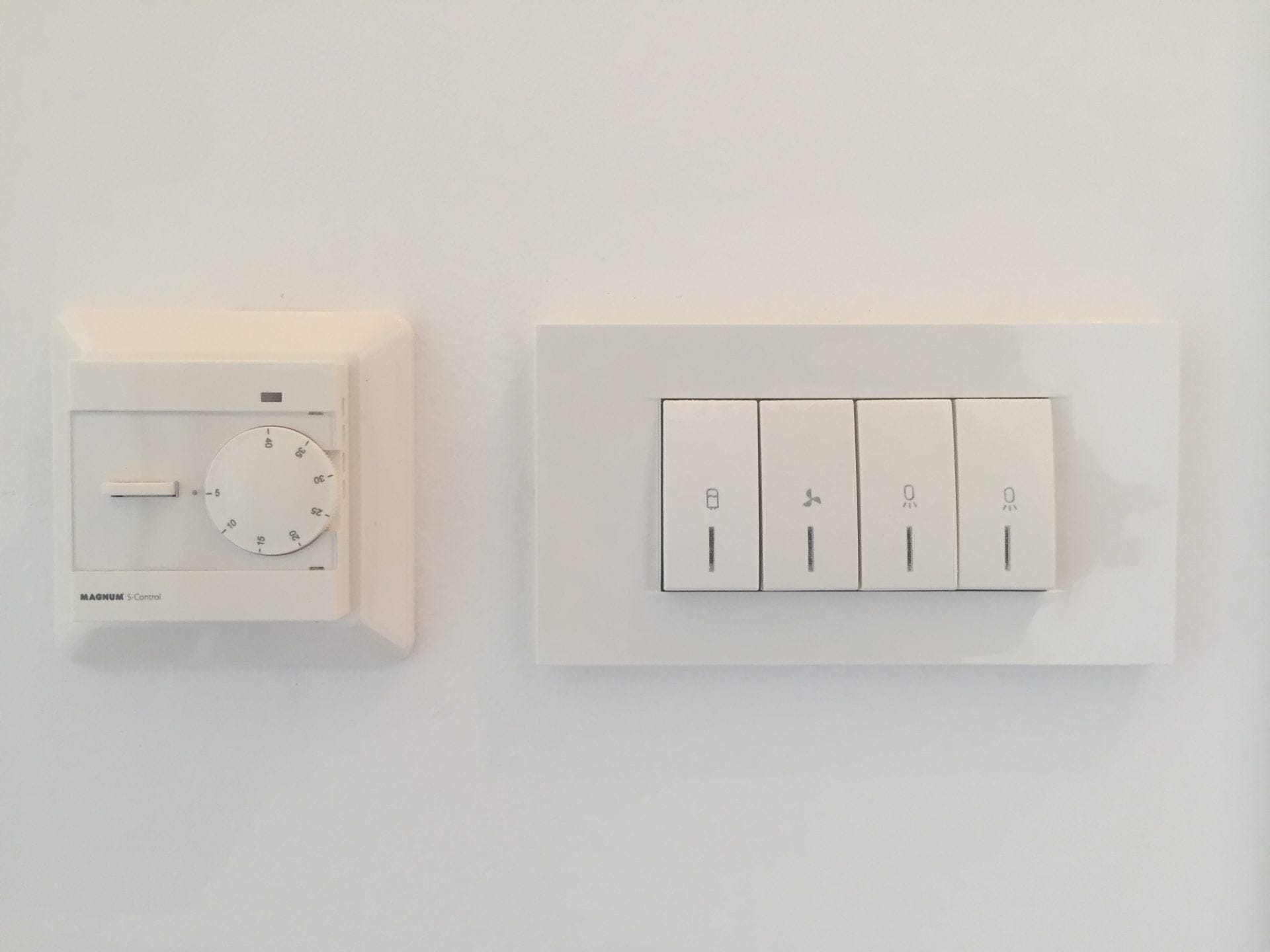 Thermostat Magnum und Lichtschalterblock in einer modernen Wohnung in der Stadt Bar, Montenegro.