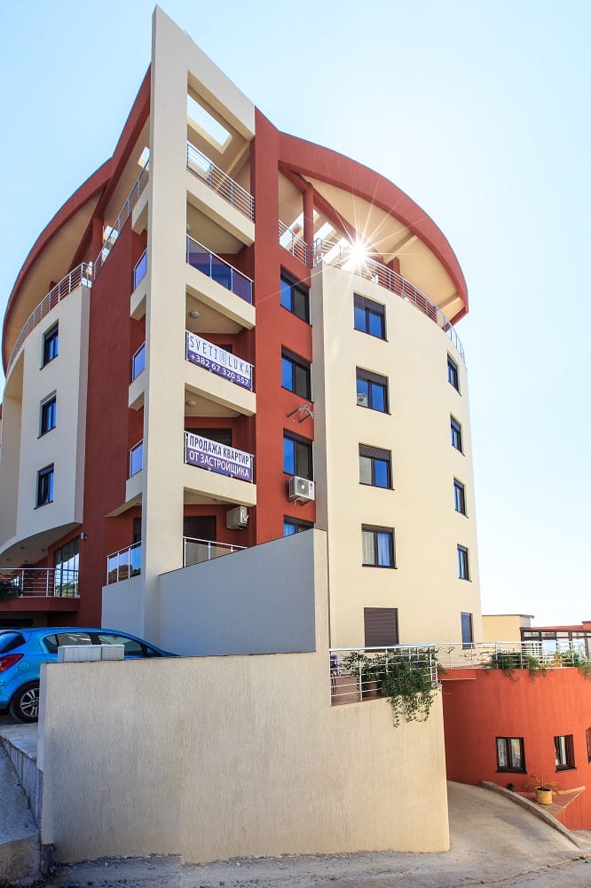 Moderner Wohnkomplex Sveti Luxa in Dobra Voda, Montenegro: Gebäudefassade mit Balkonen und Wohnungsverkauf.