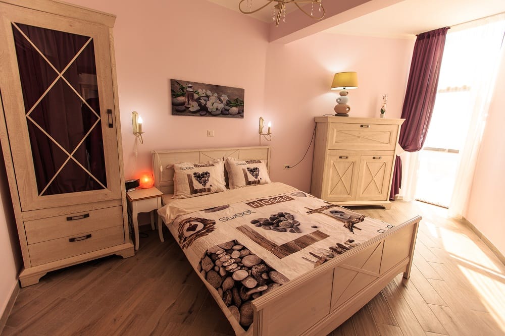 Gemütliches Schlafzimmer mit Holzmöbeln in einer Wohnanlage, Dobre Vode, Montenegro: Doppelbett und helles Interieur.