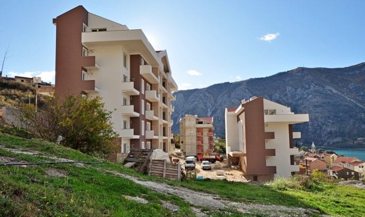 Nove stambene zgrade u Dobroti, Crna Gora: savremena arhitektura, pogled na planine i more, uređeno dvorište.