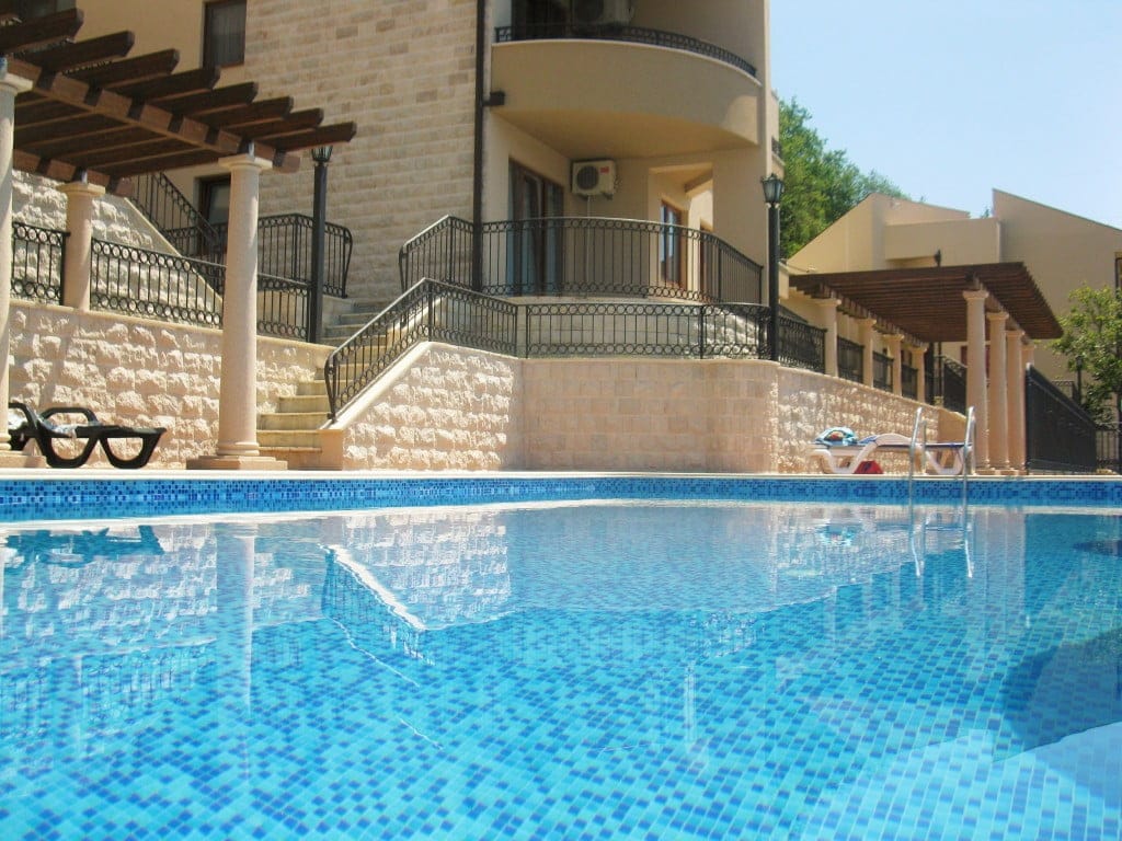Otvoreni bazen uz vilu sa kamenim oblogama i terasom u Herceg Novom, Crna Gora.
