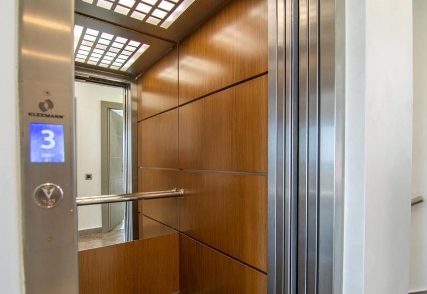 Bečići, Karadağ’daki bir konut kompleksinde ahşap kaplamalı modern Kleemann asansörü, villa.