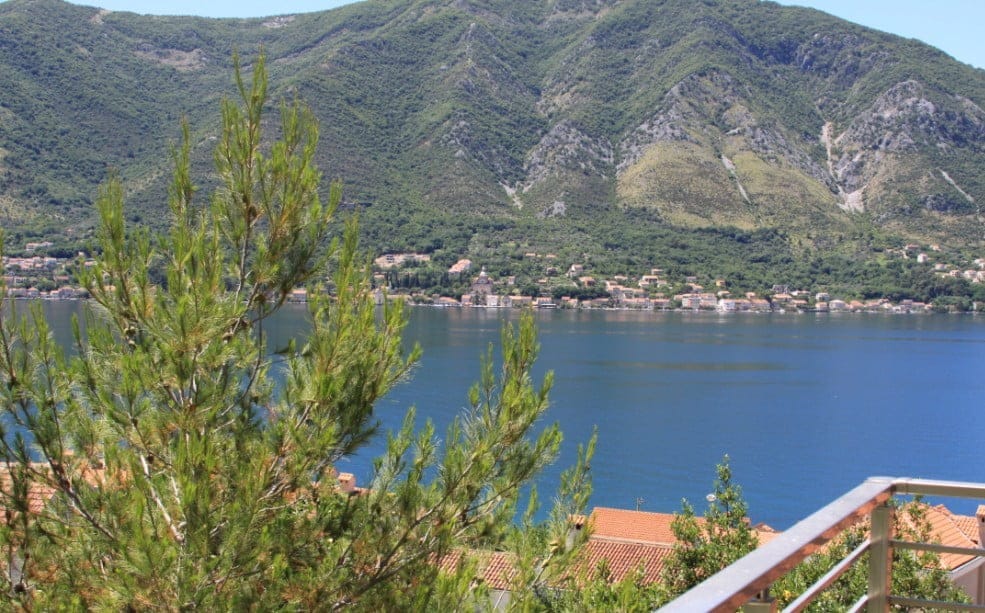 Panoramablick auf die Bucht von Kotor und die Berge vom Balkon der Wohnung in Dobrota, Montenegro.