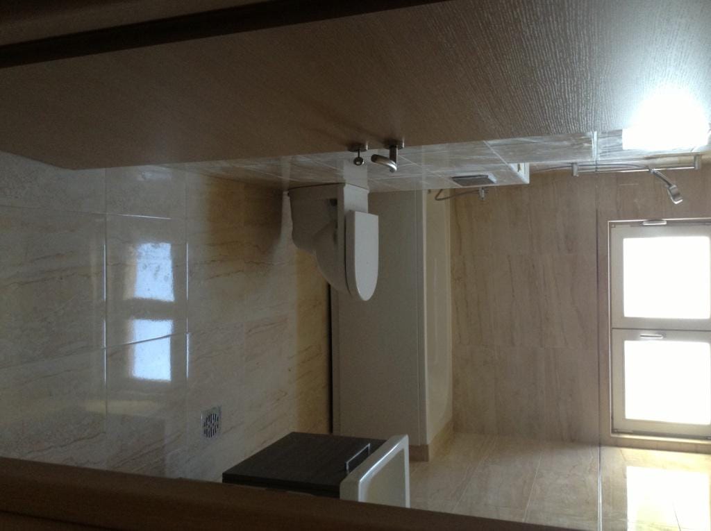 Modernes Badezimmer mit beiger Ausstattung und Fenster in Wohnung Nr. 159, Stadt Dobrota, Montenegro.