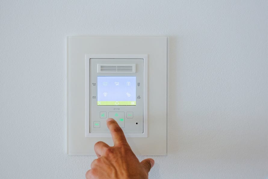 Senzorna kontrolna tabla pametne kuće u luksuznom stanu u Bečićima, Crna Gora. Savremeni bezbednosni sistem.