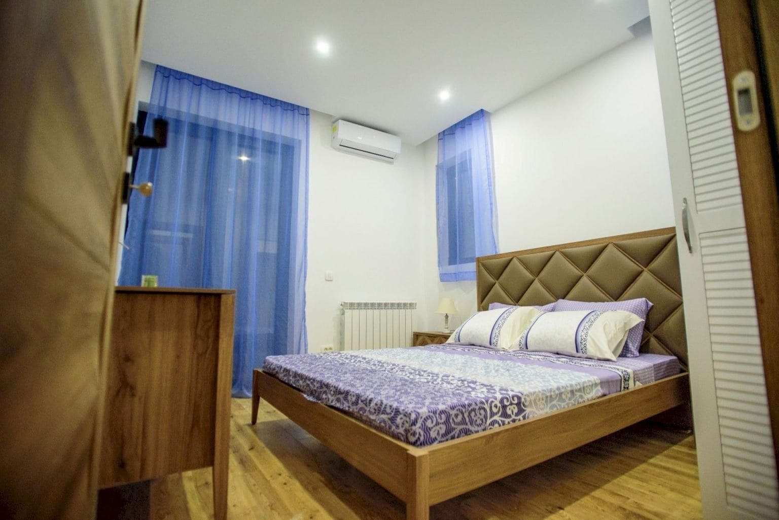 Ugodna spavaća soba sa bračnim krevetom u vili na Luštici, Crna Gora: savremena završna obrada, klima uređaj i svetao enterijer.